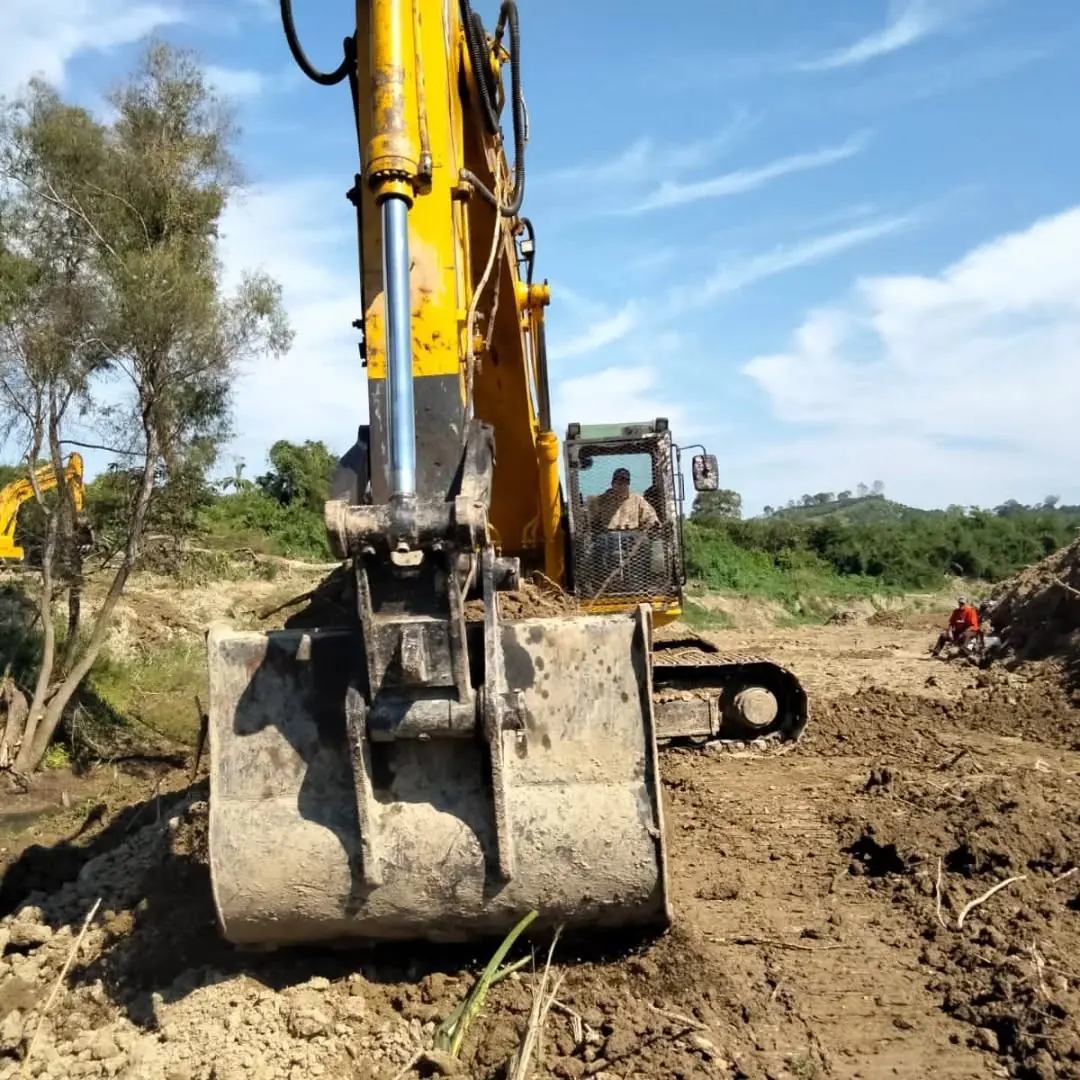 Excavadora hidráulica con cucharón en trabajo de campo