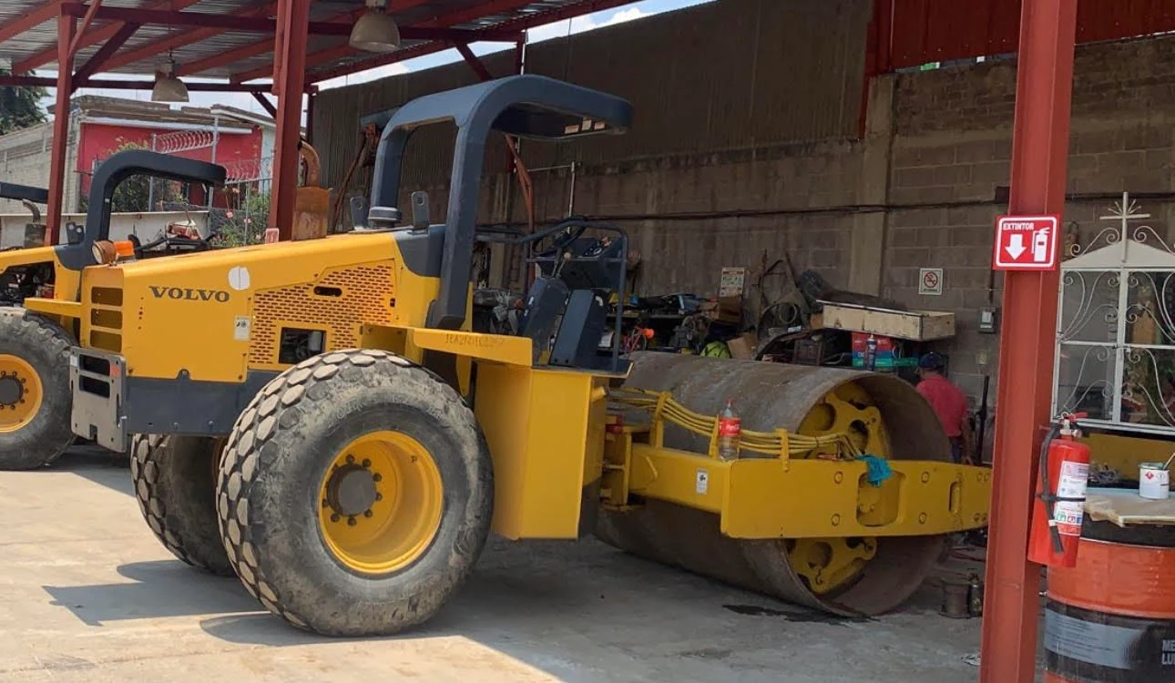 Vibrocompactador Volvo con tambor liso en taller