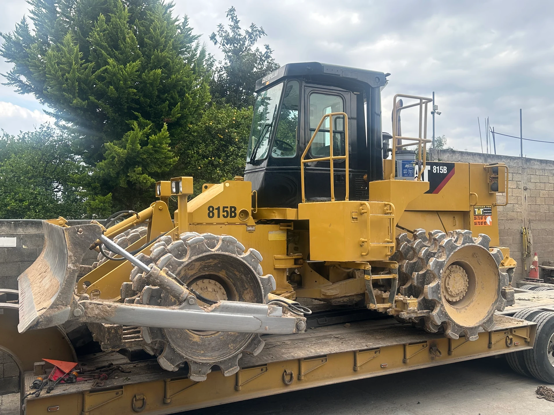 Tractocompactador Caterpillar 815 B con ruedas de pata de cabra sobre plataforma